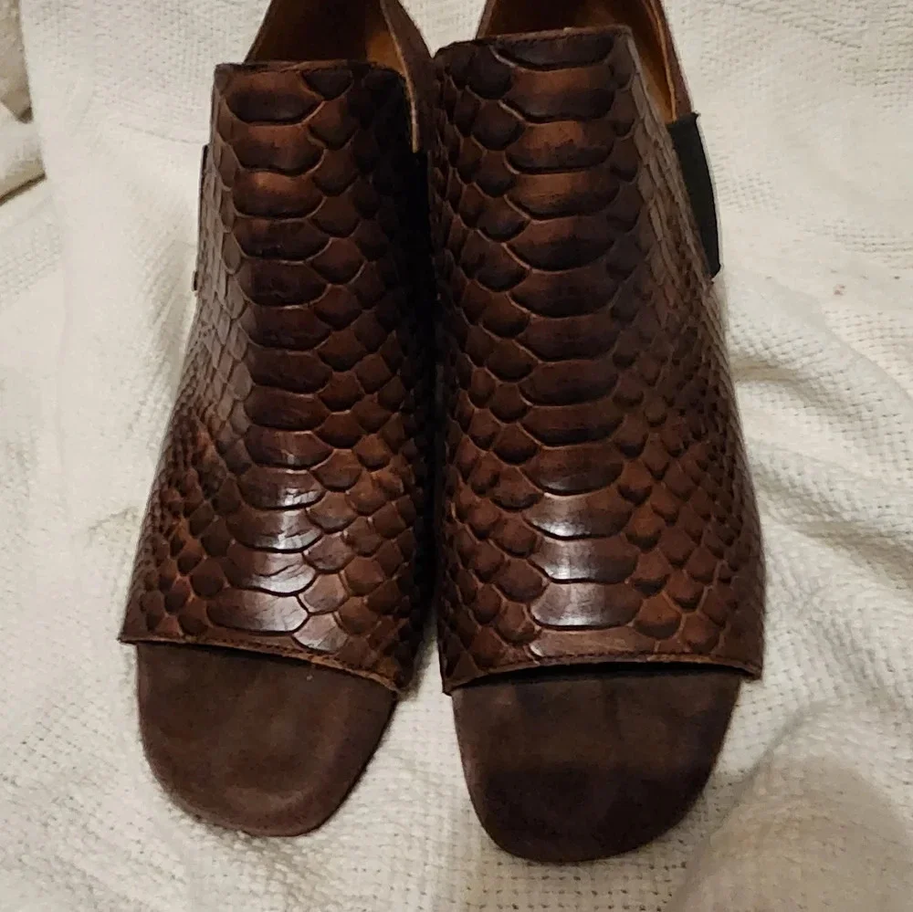 Donald Pliner Lizzie Snake heels.8.5‎